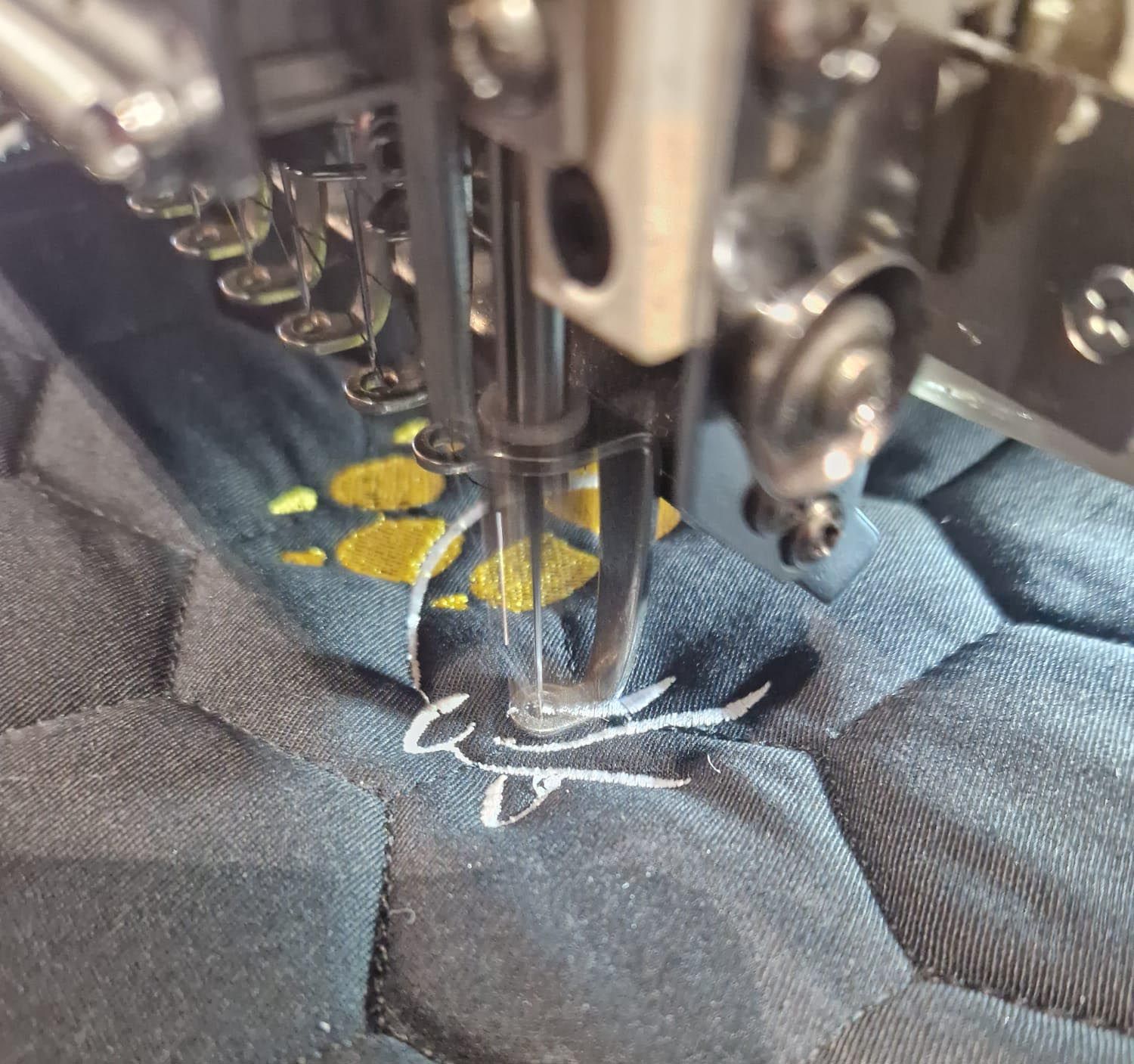 Broderie en cours sur tapis d’équitation, personnalisée avec machine automatique – Cap Horse